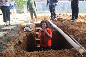 Peletakan Batu Pertama Oleh Ibu Helen Irawaty